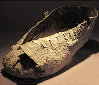 Bundschuh (Leder) aus der Hallstatt-Kultur (800-400 v. Chr.)Museum Hallstatt, Österreich