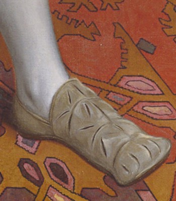 Flache und sehr breite Schuhe (Kuhmaulschuhe oder Bärentatzen). Erste Hälfte des 16. Jahrhunderts. (Heinrich VIII. von England mit Kuhmaulschuh, nach Hans Holbein der Jüngere)