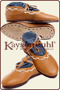 Mittelalterliche flache Schnürschuhe