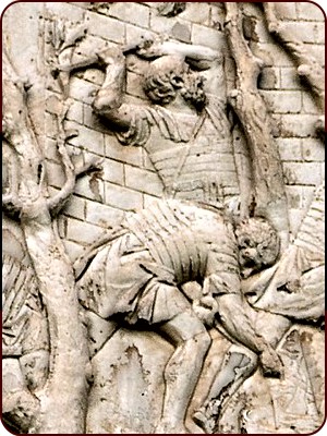 Römische Legionäre beim Gebrauch der Dolabra in einem Relief auf der Trajanssäule