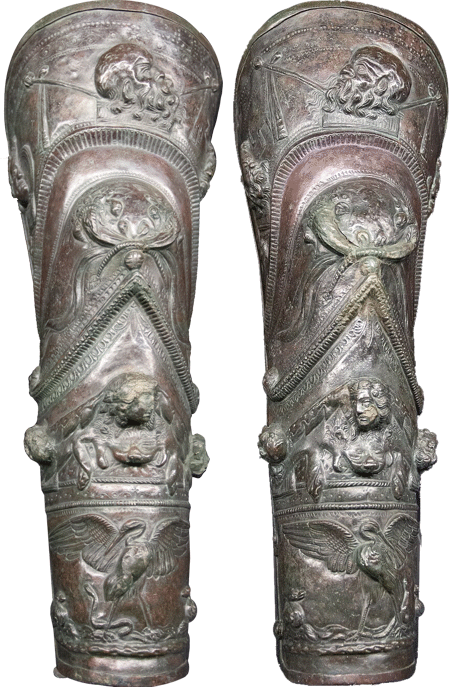 Gladiatoren-Beinschienen aus einem Ludus in Pompeji (1. Jh. n. Chr.). rechts mit einer Darstellung der Venus Euploia, der Schutzpatronin der Seefahrer, die auf einem delfinförmigen Schiff sitzt, links mit der Göttin Athene