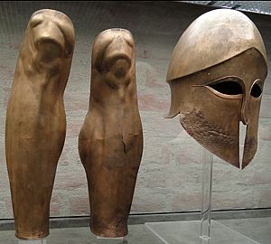 Beinschienen und Helm aus dem Grab des Denda