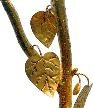 Rekonstruktion des goldenen Kultbäumchens aus dem Oppidum von Manching: In einen hölzernen, mit Blattgold überzogenen Stamm, der zusätzlich einen Seitenast trägt, sind bronzene Blätter, vergoldete Knospen und Früchte eingesteckt. Das Kultbäumchen wird als von Efeu umrankter Eichenspross interpretiert. Das Stück ist in das 3. Jahrhundert v. Chr. datierbar und befand sich in einem mit Blattgold verzierten Holzkasten.