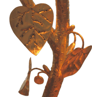 Rekonstruktion des goldenen Kultbäumchens aus dem Oppidum von Manching: In einen hölzernen, mit Blattgold überzogenen Stamm, der zusätzlich einen Seitenast trägt, sind bronzene Blätter, vergoldete Knospen und Früchte eingesteckt. Das Kultbäumchen wird als von Efeu umrankter Eichenspross interpretiert. Das Stück ist in das 3. Jahrhundert v. Chr. datierbar und befand sich in einem mit Blattgold verzierten Holzkasten.