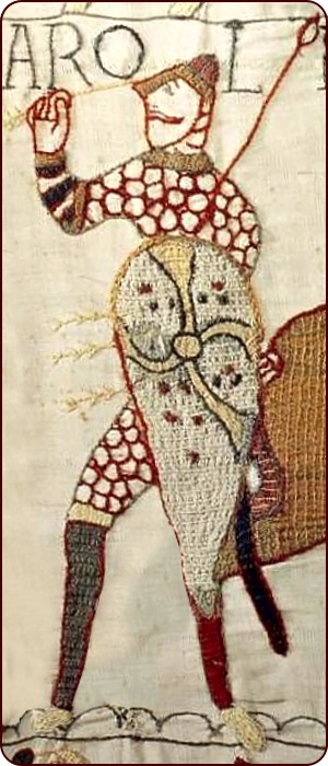 Teppich von Bayeux: Der Unterschied in der Kleidung zwischen Normannen und Angelsachsen ist bei genauer Betrachtung auffällig. Gewöhnlich schließt bei Angelsachsen der unten weit geschnittene Wams oberhalb der Knie ab. Das Übergewand der Normannen endet unterhalb der Knie, schließt am unteren Ende mit einer breiten Borte oder mit Fransen und folgt vom Schnitt her stärker den Beinkonturen. Einige der Normannen haben auf den Darstellungen quer über die Beine verlaufende Bänder. Besonders auffällig sind die Strumpfbänder bei der ersten Darstellung von Wilhelm dem Eroberer auf dem Bildteppich. Hier weisen die Strumpfbänder breite Quasten auf.