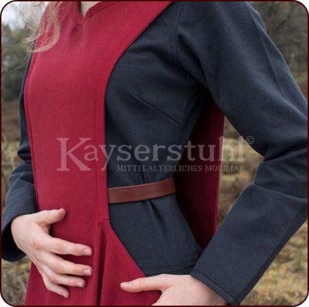 Einfacher Surcot mit Höllenfenstern, weinrot