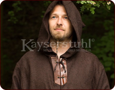 Robe "Baldric" in braun aus Baumwolle