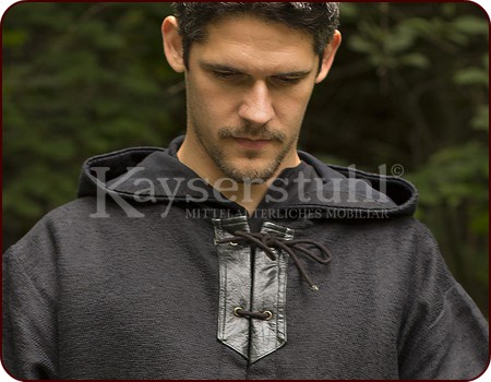 Robe "Baldric" in schwarz aus Baumwolle