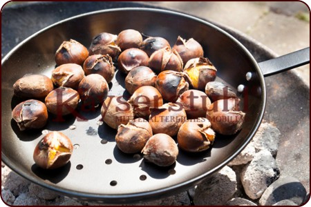 Röstpfanne für Esskastanien mit langem Griff