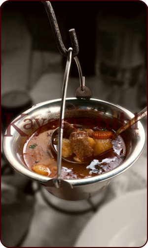 Pörkölt bzw. Paprikás im Edelstahl-Servierkessel