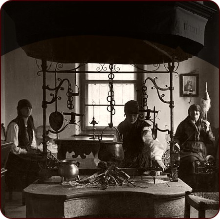 Zubereitung von Polenta am sogenannten Fogolar