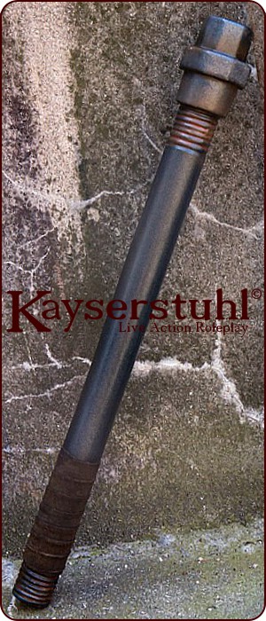 Langes Installationsrohr in Stahl-Optik