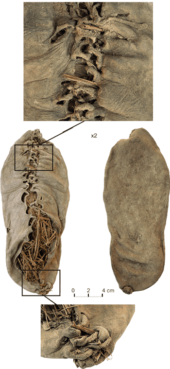 Lederschuh aus der Höhle Areni I, Armenien, etwa 3500 v. Chr. Der älteste bekannte, vollständig erhaltene Lederschuh, der im Jahre 2010 in einer Höhle in Armenien gefunden wurde.