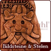 Geschnitzte Stelen und Bildsteine aus Holz 