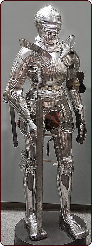 Maximilianische (geriffelte) Rüstung im königlichen Museum der Streitkräfte und der Militärgeschichte in Brüssel