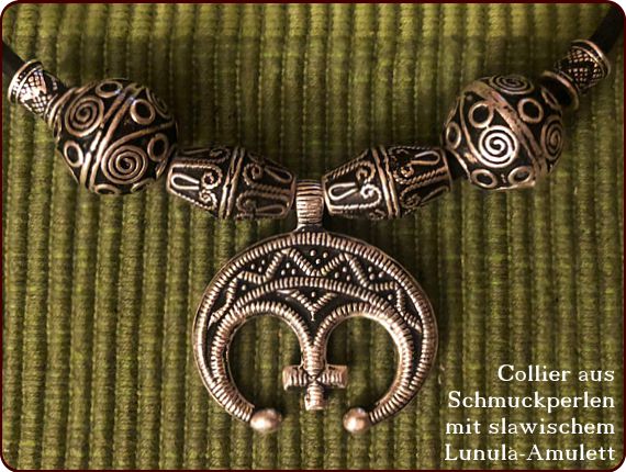 Collier aus Schmuckperlen mit slawischem Lunula-Amulett